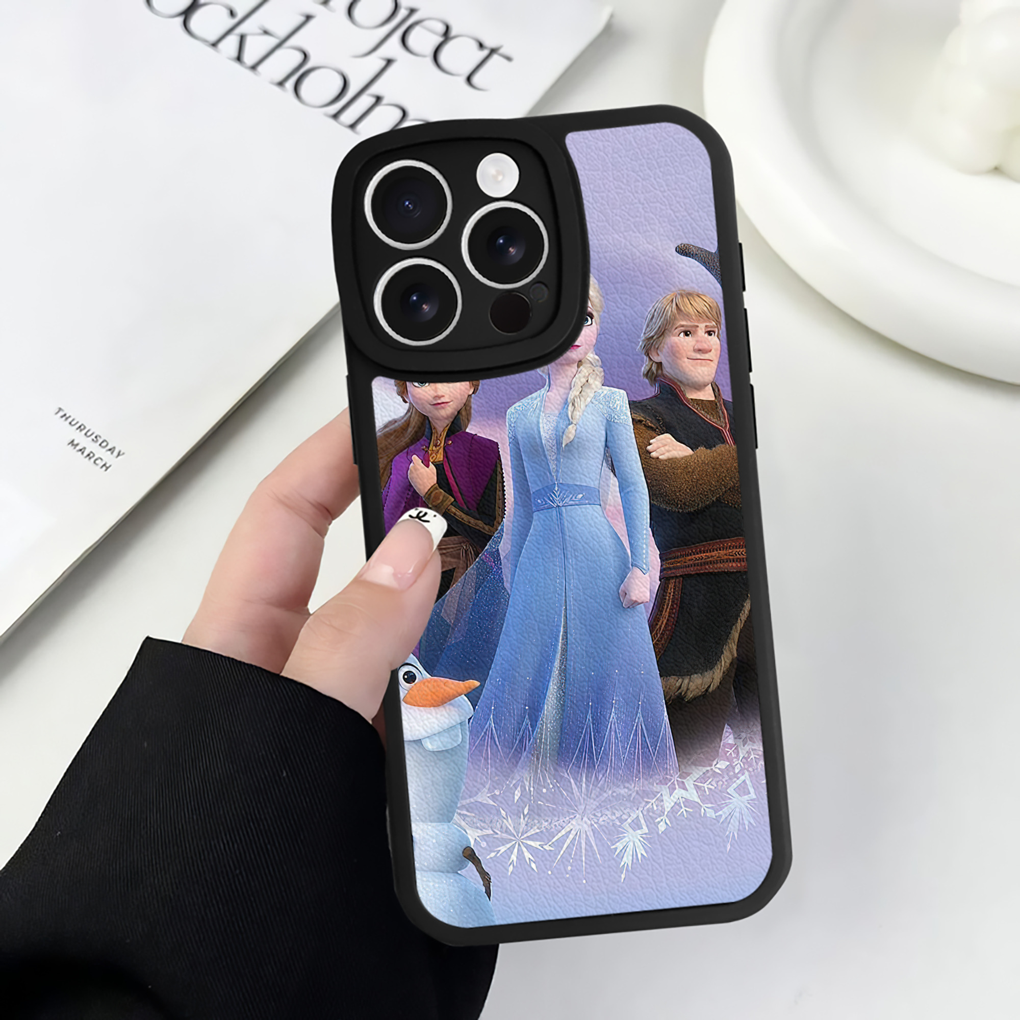 （画像用） アナと雪の女王 アンナ エルサ Frozen Anna Elsa 【iPhone 16シリーズ対応】シリコンスマホケース（レザー調） 材質：シリコン